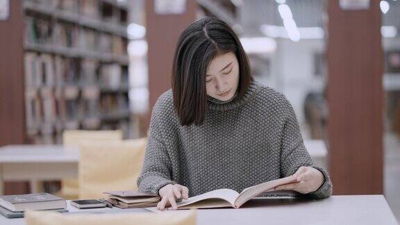 亚洲学生在图书馆读书