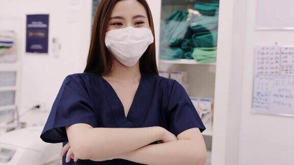 穿着手术服的年轻亚洲女医生穿着白大褂的女医生在检查室的肖像