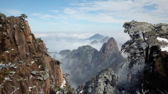 中国黄山周围的延时雾