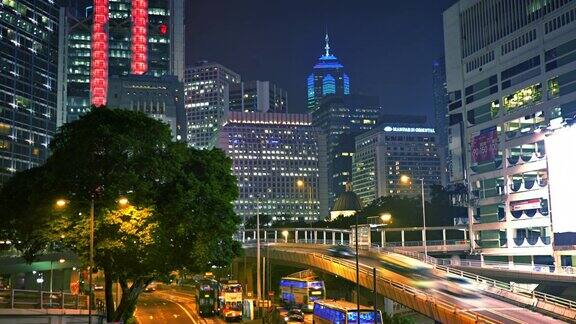 香港市中心的商业流量的夜晚办公大楼