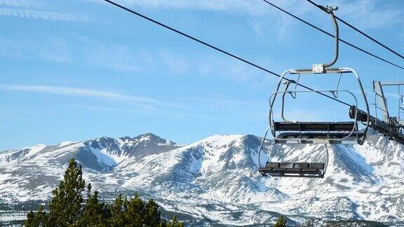 滑雪缆车和雪山