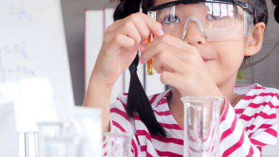 有趣的小女孩正在实验室里做实验科学和教育《孩子的一天》教育的主题