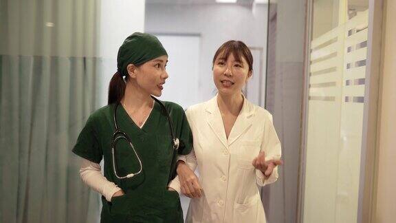 亚洲女医生和护士从手术室出来交谈
