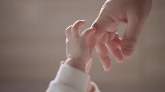 宝宝的手抚摸着妈妈的手充满了爱的情感