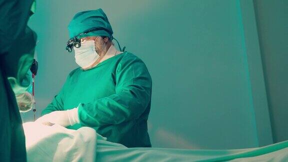 在手术室里医生们正在做挽救生命的手术