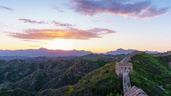 中国长城是在风景秀丽的山上日落时美丽的自然风光平移镜头(延时)