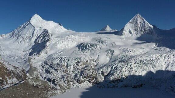 西藏一望无际的雪山