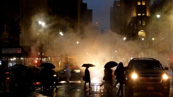 曼哈顿市中心阴雨潮湿的街景