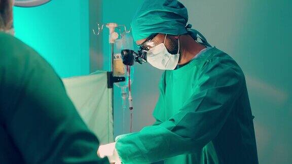 手术室的工作人员正在做挽救生命的手术
