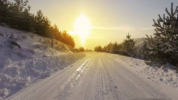 汽车和雪花在冬天的森林道路上有很多雪