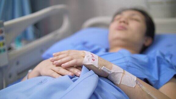 亚洲女性患者手术后在医院恢复