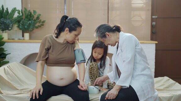 亚洲女性护士上门检查孕妇在家