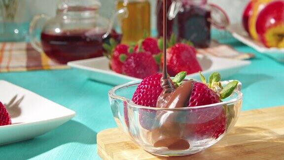 成熟多汁的草莓上覆盖着热巧克力