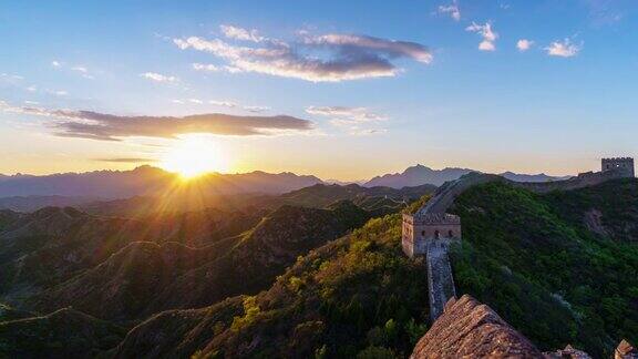 中国长城在风景优美的山上日落时美丽的自然风光(延时)