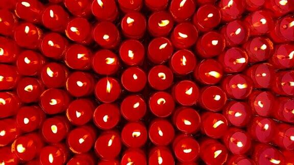 在玻璃中燃烧着红色的中国蜡烛点燃了明亮的火焰