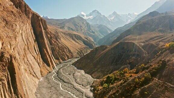 陡峭的悬崖和多山的地形下野马尼泊尔
