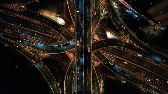夜间城市交通的无人机视角