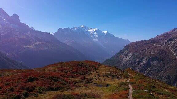 一个人走在小路上勃朗峰意大利阿尔卑斯山意大利鸟瞰图