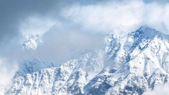 延时移动云日出场景雄伟的雪山在喀喇昆仑山脉在春达山谷的一个著名的目的地斯卡都在巴基斯坦