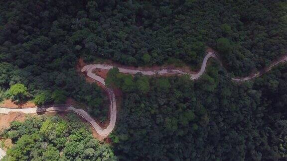 泰国MaeHongSon省的道路俯视图