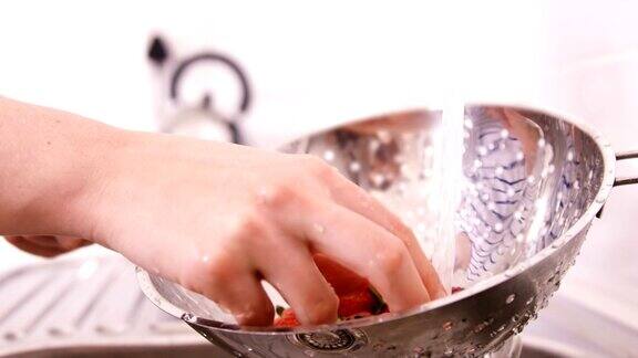女人洗草莓