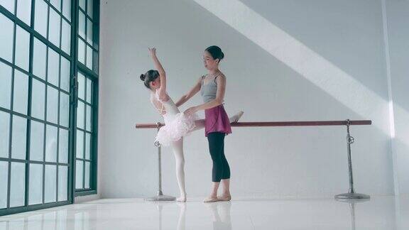 泰国老师的私人教练和可爱的芭蕾舞者在舞蹈工作室