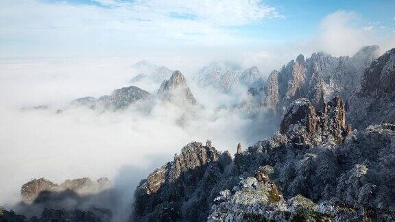 时间流逝的雾包围着中国的黄山