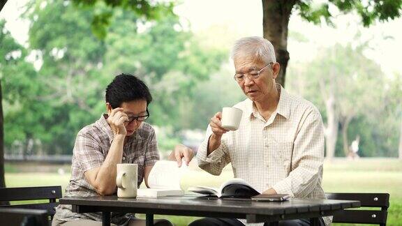 亚洲老年夫妇读书前戴眼镜