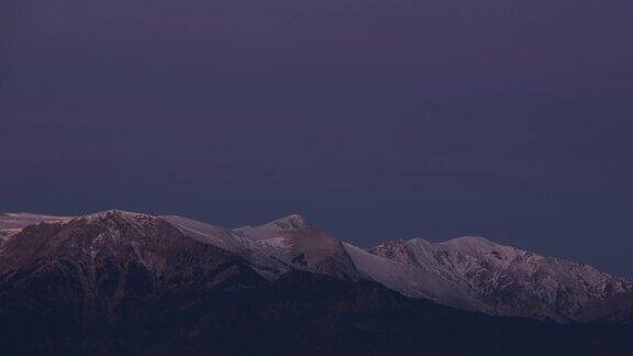 土耳其丹尼兹利卡尔奇山的日出