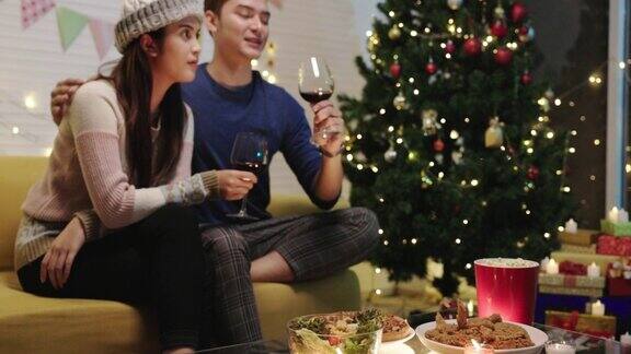 4k视频记录了亚洲夫妇晚上在家里的房间里开心地吃着食物庆祝圣诞节和新年家庭活动庆祝节日生活中的小奢侈品