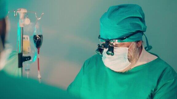 在手术室里医生们正在做挽救生命的手术