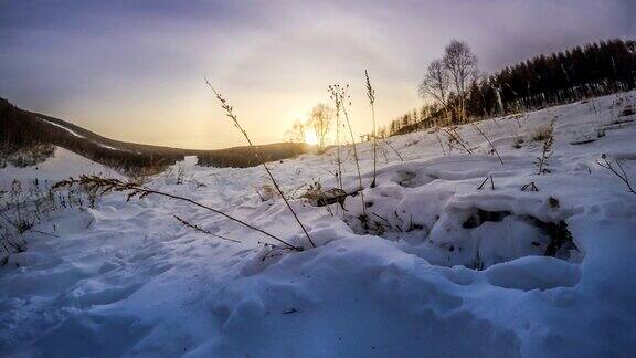 间隔拍摄日落在雪山与树木