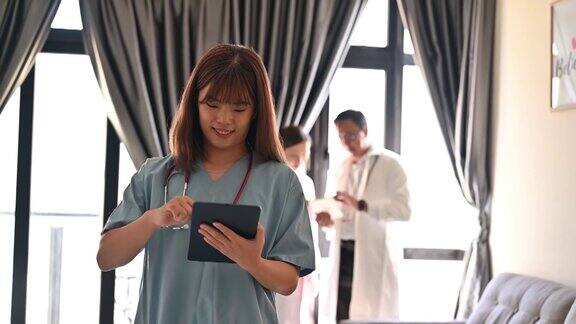 快乐的亚洲女性医疗专业人员在医院工作