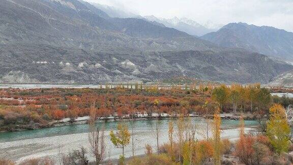 在喀喇昆仑公路沿线的喜马拉雅山脉无人机俯瞰喀喇昆仑山脉的吉尔吉特河巴基斯坦北部的古皮斯省