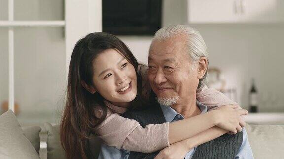 亚洲成年女儿和年长父亲在家聊天