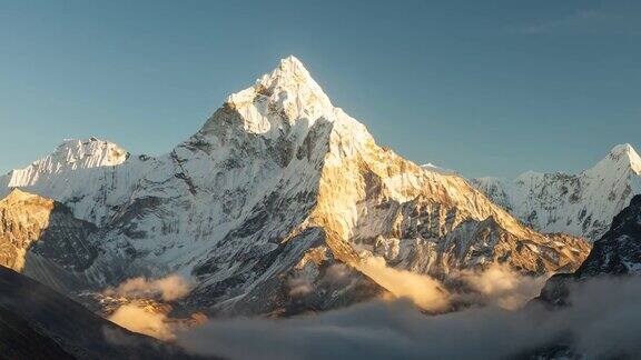 位于尼泊尔Khumbu地区的Dingboche村附近的AmaDablam(6856米)峰是通往珠穆朗玛峰大本营的徒步小径