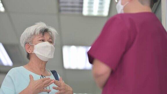 亚裔华裔女护士在诊所向她的资深女病人解释体检报告