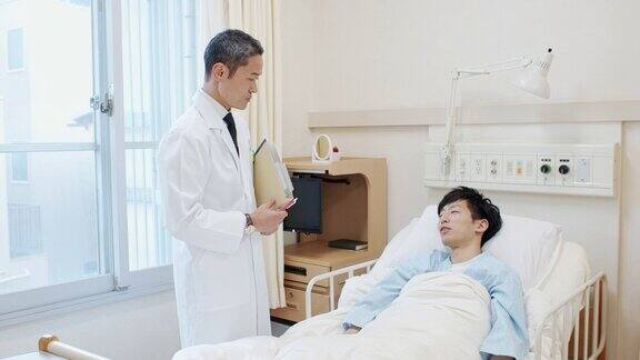 日本医生在病床上对病人说话