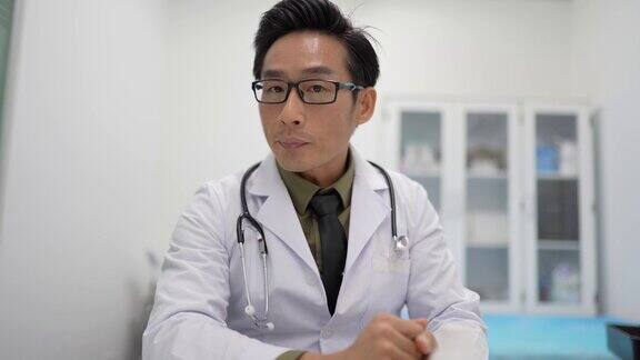 亚洲华人医生通过笔记本电脑与病人进行视频会议远程医疗远程医疗