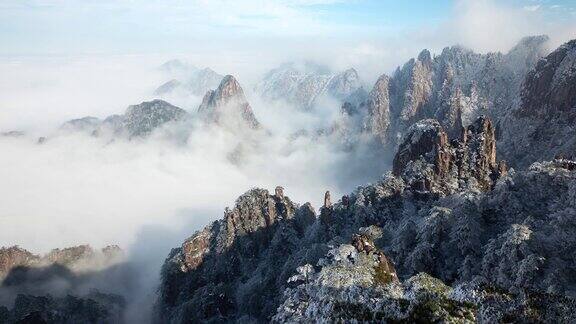 随着时间的推移中国黄山周围的雾