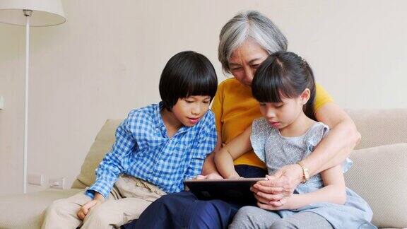 祖母在台湾的一个家庭给孩子们读书