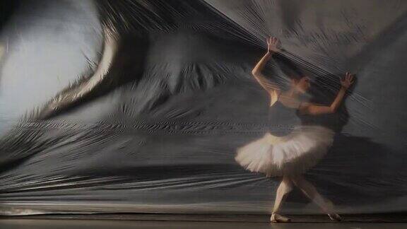 芭蕾舞女演员在薄尼龙上跳舞