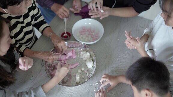 亚洲华人家庭制作汤圆为中国新年做准备红白相间的粽子是中国的传统食物用于农历新年、冬季的节日