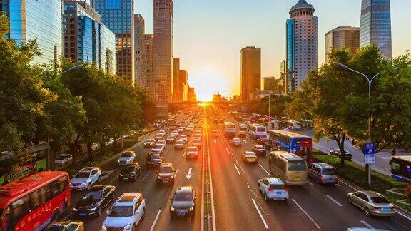 日落时分北京繁忙的交通和现代化的建筑