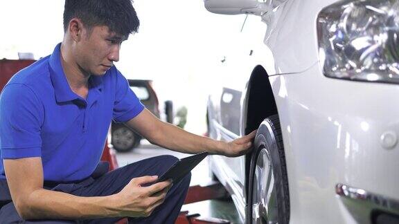 工程师检查进入的发动机维修汽车工程机械发动机技术能源电动汽车