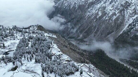 巴基斯坦北部喀喇昆仑山脉喜马拉雅山脉南迦帕尔巴特山脉的拉基奥冰川仙女草甸国家公园的晨雾和雪景色