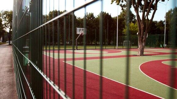 夏天的早晨城市公园外面空荡荡的篮球场
