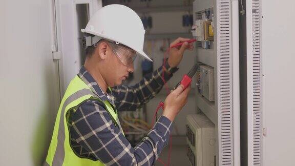 电气工程师在暖通空调控制板前工作技术员每天在工厂服务室检查太阳能电池控制系统的安全功能