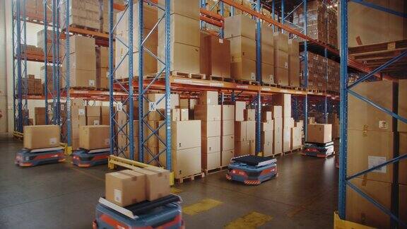 未来技术:自动化现代零售仓库配送AGV机器人在配送物流中心运送纸箱快递