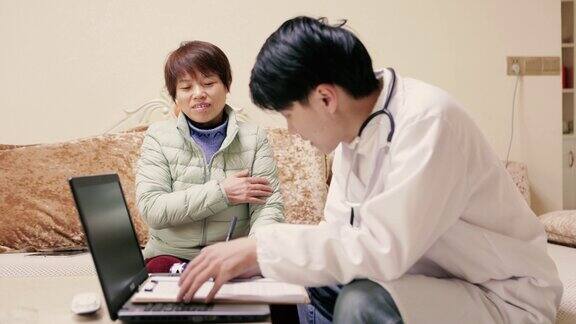 家庭医生在家里诊断中年妇女的头痛健康的生活方式、保健和健康